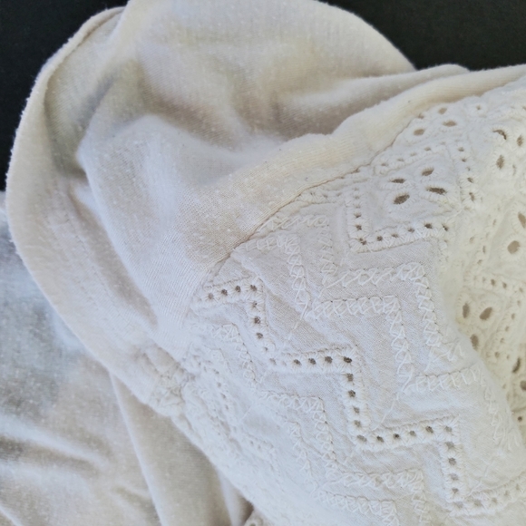 Solitaire small off-white cotton sleeveless top wit floral embroidery - Picture 7 of 10